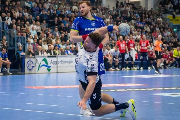 Tom Kiesler, Rueckraum, (VfL Gummersbach 30), Johannes Golla, Kreislaufer (SG Flensburg-Handewitt 4), VfL Gummersbach vs. SG Flensburg-Handewitt, Daikin Handball Bundesliga, Herren , 20. Spieltag, 10.02.2026 Gummersbach NRW Deutschland