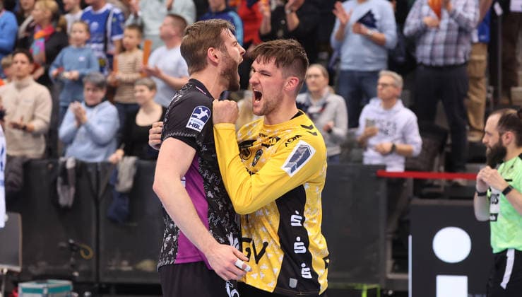 Stuttgart , Handball Daikin Bundesliga TVB Stuttgart vs. ThSV Eisenach , von links: Samuel Röthlisberger Mateusz Kornecki ( TVB )