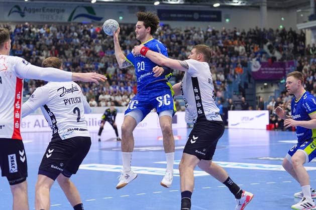 10.02.2026, xydrx, Handball, 1.HBL, VfL Gummersbach - SG Flensburg-Handewitt, Schwalbe-Arena: Ludvig Hallbaeck (VfL Gummersbach 20) im Zweikampf gegen Blaz Blagotinsek (SG Flensburg-Handewitt 43) Photo: xYannisxDreimannxPressefotoKochx Nordrhein-Westfahlen Deutschland