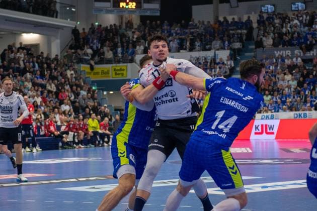 Teitur Oern Einarsson, Rueckraum, (VfL Gummersbach 14), Marko GrgiÄ‡, Rueckraum (SG Flensburg-Handewitt 17), VfL Gummersbach vs. SG Flensburg-Handewitt, Daikin Handball Bundesliga, Herren , 20. Spieltag, 10.02.2026 Gummersbach NRW Deutschland