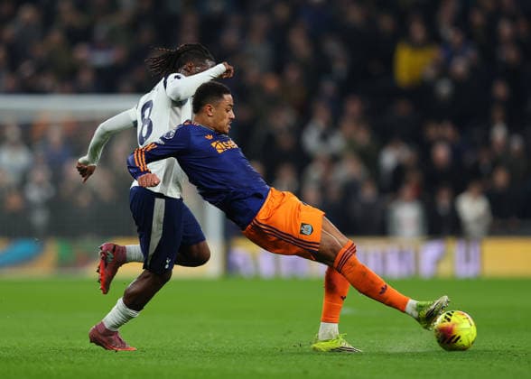 10th February 2026; Tottenham Hotspur Stadium, London, England; Premier League Football, Tottenham Hotspur versus Newcastle United; Jacob Ramsey of Newcastle United of Newcastle United under pressure from Yves Bissouma of Tottenham Hotspur  JohnxPatrickxFletcher Content restricted for UK based newspaper