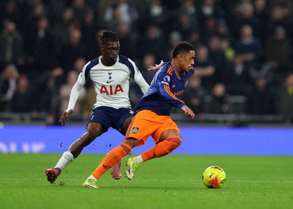 10th February 2026; Tottenham Hotspur Stadium, London, England; Premier League Football, Tottenham Hotspur versus Newcastle United; Jacob Ramsey of Newcastle United under pressure from Yves Bissouma of Tottenham Hotspur  JohnxPatrickxFletcher Content restricted for UK based newspaper