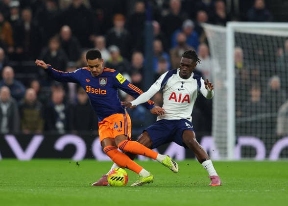 10th February 2026; Tottenham Hotspur Stadium, London, England; Premier League Football, Tottenham Hotspur versus Newcastle United; Jacob Ramsey of Newcastle United of Newcastle United under pressure from Yves Bissouma of Tottenham Hotspur  JohnxPatrickxFletcher Content restricted for UK based newspaper