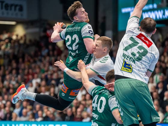 Erik Persson (Frisch Auf Goeppingen, 22) steht hoch in der Luft, Frisch Auf Goeppingen vs. GWD Minden, Handball, 1. Bundesliga, Herren, Spielzeit 2025 2026, 10.02.2026, Frisch Auf Goeppingen vs. GWD Minden, Handball, 1. Bundesliga, Herren, Spielzeit 2025 2026, 10.02.2026 Goeppingen Copyright: xEibner-Pressefoto MichaelxSchmidx EP_MST