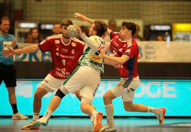 Foto : am Ball Franz Semper (Leipzig) gegen Jacob Arenth LASSEN (HSV) und rechts ... Elias KOFLER Handball Herren 1. Bundesliga am Di. 10.02.2026 HSV Handball - SC DHFK Leipzig