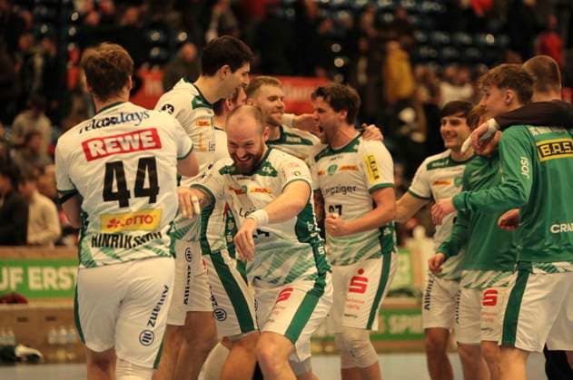 Foto : Jubel nach dem Schlußpfiff bei den Spielern aus Leipzig , hier freuen sich Moritz PREUSS (24) und links ... Blaer Hinriksson (Leipzig) Handball Herren 1. Bundesliga am Di. 10.02.2026 HSV Handball - SC DHFK Leipzig