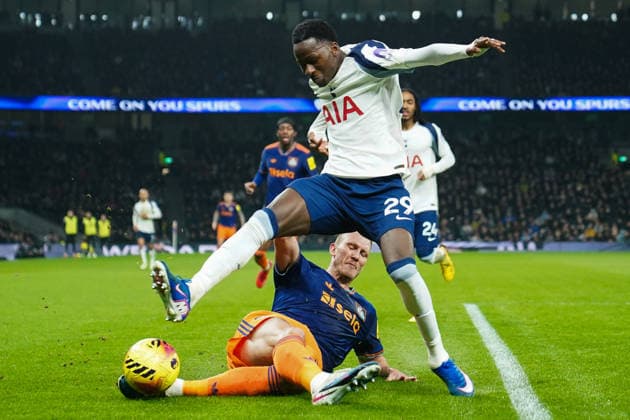 Tottenham Hotspur v Newcastle United, Premier League Dan Burn of Newcastle United and Pape Matar Sarr of Tottenham Hotspur battling for the ball during the Tottenham Hotspur v Newcastle United Premier League match at the Tottenham Hotspur Stadium, London, England on 10 February 2026 Credit: Dylan Hepworth Every Second Media Editorial use only. All images are copyright Every Second Media Limited. No images may be reproduced without prior permission. All rights reserved. Premier League and Football League images are subject to licensing agreements with Football DataCo Limited. see https: www.football-dataco.com Copyright: xIMAGO EveryxSecondxMediax ESM-1793-0033 DylanxHepworthx xEveryxSecondxMediax