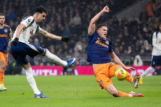 Tottenham Hotspur v Newcastle United, Premier League, Football, Tottenham Hotspur Stadium, London, UK - 10 Feb 2026 Dominic Solanke of Tottenham Hotspur attempt on goal is blocked by Sven Botman of Newcastle United London Tottenham Hotspur Stadium Tottenham GBR, UK NEWSPAPERS OUT Copyright: xEllixBirchx