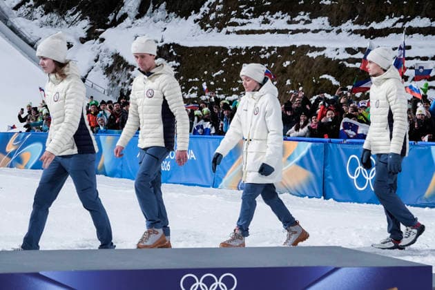 Vinter-OL i Milano Cortina 2026 Val di Fiemme, Italy 20260210. Silver medalists Eirin Maria Kvandal, Marius Lindvik, Anna Odine Strom and Kristoffer Eriksen Sundal receive the silver medal during the medal ceremony for the mixed team competition in Ski jumping, Skispringen, Ski, nordisch in Predazzo during the Winter Olympics in Milano Cortina 2026. Photo: Terje Pedersen NTB Val di Fiemme Italia EDITORIAL USE ONLY. RESTRICTED USE FOR BETTING COMPANIES Ref:_SPOHIZy_8oitnY.jpg *** Winter Olympics in Milano Cortina 2026 Val di Fiemme, Italy 20260210 Silver medalists Eirin Maria Kvandal, Marius Lindvik, Anna Odine Strom and Kristoffer Eriksen Sundal receive the silver medal during the medal ceremony for the mixed team competition in ski jumping in Predazzo during the Winter Olympics in Milano Cortina 2026 Photo Terje Pedersen NTB Val di Fiemme Italia EDITORIAL USE ONLY RESTRICTED USE FOR BETTING COMPANIES  Copyright: xTerjexPedersenx xNTBx