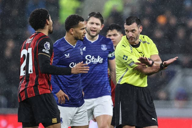 Premier League Everton v Bournemouth referee Andy Madley speaks to Amine Adli of Bournemouth during the Premier League match Everton vs Bournemouth at Hill Dickinson Stadium, Liverpool, United Kingdom on 10 February 2026 (Photo by Alfie Cosgrove News Images) Liverpool Hill Dickinson Stadium Merseyside United Kingdom Copyright: xAlfiexCosgrove NewsxImagesx