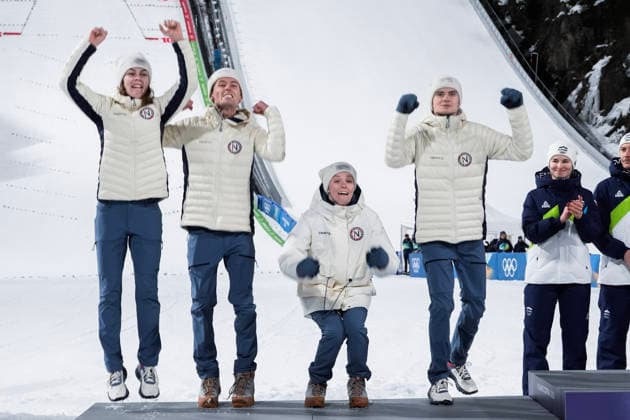 Vinter-OL i Milano Cortina 2026 Val di Fiemme, Italy 20260210. Silver medalists Eirin Maria Kvandal, Marius Lindvik, Anna Odine Strom and Kristoffer Eriksen Sundal receive the silver medal during the medal ceremony for the mixed team competition in Ski jumping, Skispringen, Ski, nordisch in Predazzo during the Winter Olympics in Milano Cortina 2026. Photo: Terje Pedersen NTB Val di Fiemme Italia EDITORIAL USE ONLY. RESTRICTED USE FOR BETTING COMPANIES Ref:_SPOkK84mM4ftU8.jpg *** Winter Olympics in Milano Cortina 2026 Val di Fiemme, Italy 20260210 Silver medalists Eirin Maria Kvandal, Marius Lindvik, Anna Odine Strom and Kristoffer Eriksen Sundal receive the silver medal during the medal ceremony for the mixed team competition in ski jumping in Predazzo during the Winter Olympics in Milano Cortina 2026 Photo Terje Pedersen NTB Val di Fiemme Italia EDITORIAL USE ONLY RESTRICTED USE FOR BETTING COMPANIES  Copyright: xTerjexPedersenx xNTBx