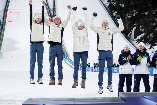 Vinter-OL i Milano Cortina 2026 Val di Fiemme, Italy 20260210. Silver medalists Eirin Maria Kvandal, Marius Lindvik, Anna Odine Strom and Kristoffer Eriksen Sundal receive the silver medal during the medal ceremony for the mixed team competition in Ski jumping, Skispringen, Ski, nordisch in Predazzo during the Winter Olympics in Milano Cortina 2026. Photo: Terje Pedersen NTB Val di Fiemme Italia EDITORIAL USE ONLY. RESTRICTED USE FOR BETTING COMPANIES Ref:_SPOVASr3CIPIi0.jpg *** Winter Olympics in Milano Cortina 2026 Val di Fiemme, Italy 20260210 Silver medalists Eirin Maria Kvandal, Marius Lindvik, Anna Odine Strom and Kristoffer Eriksen Sundal receive the silver medal during the medal ceremony for the mixed team competition in ski jumping in Predazzo during the Winter Olympics in Milano Cortina 2026 Photo Terje Pedersen NTB Val di Fiemme Italia EDITORIAL USE ONLY RESTRICTED USE FOR BETTING COMPANIES  Copyright: xTerjexPedersenx xNTBx