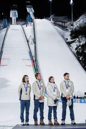 Vinter-OL i Milano Cortina 2026 Val di Fiemme, Italy 20260210. Silver medalists Eirin Maria Kvandal, Marius Lindvik, Anna Odine Strom and Kristoffer Eriksen Sundal receive the silver medal during the medal ceremony for the mixed team competition in Ski jumping, Skispringen, Ski, nordisch in Predazzo during the Winter Olympics in Milano Cortina 2026. Photo: Terje Pedersen NTB Val di Fiemme Italia EDITORIAL USE ONLY. RESTRICTED USE FOR BETTING COMPANIES Ref:_SPOXRexQ5on_1k.jpg *** Winter Olympics in Milano Cortina 2026 Val di Fiemme, Italy 20260210 Silver medalists Eirin Maria Kvandal, Marius Lindvik, Anna Odine Strom and Kristoffer Eriksen Sundal receive the silver medal during the medal ceremony for the mixed team competition in ski jumping in Predazzo during the Winter Olympics in Milano Cortina 2026 Photo Terje Pedersen NTB Val di Fiemme Italia EDITORIAL USE ONLY RESTRICTED USE FOR BETTING COMPANIES  Copyright: xTerjexPedersenx xNTBx