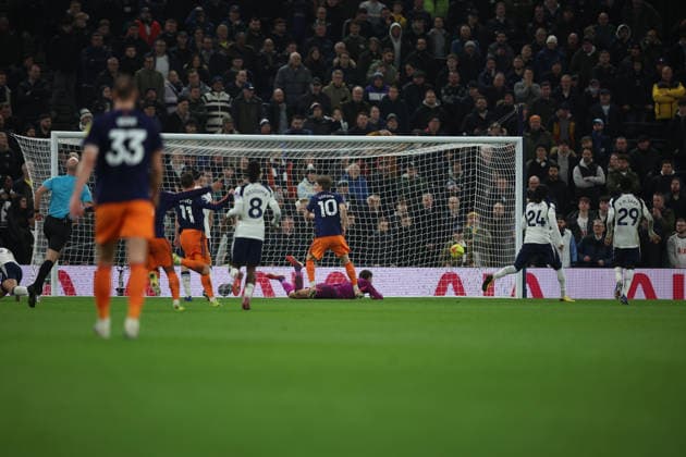 Tottenham Hotspur v Newcastle United, Premier League GOAL Newcastle United Midfielder Joe Willock (28) makes it 0-1 during the Premier League match between Tottenham Hotspur and Newcastle United at Tottenham Hotspur Stadium, London, UK on 10 February 2026. London Tottenham Hotspur Stadium London UK Editorial use only DataCo restrictions apply See www.football-dataco.com , Copyright: xChrisxFoxwellx PSI-23717-0018