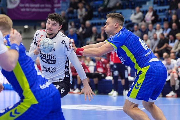 10.02.2026, xydrx, Handball, 1.HBL, VfL Gummersbach - SG Flensburg-Handewitt, Schwalbe-Arena: Marko Grgic (SG Flensburg-Handewitt 17) im Zweikampf gegen Stepan Zeman (VfL Gummersbach 66) Photo: xYannisxDreimannxPressefotoKochx Nordrhein-Westfahlen Deutschland
