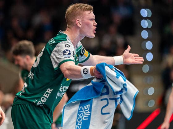 Kapitaen Ymir Oern Gislason (Frisch Auf Goeppingen, 33) feuert seine Mannschaft von aussen an, Frisch Auf Goeppingen vs. GWD Minden, Handball, 1. Bundesliga, Herren, Spielzeit 2025 2026, 10.02.2026, Frisch Auf Goeppingen vs. GWD Minden, Handball, 1. Bundesliga, Herren, Spielzeit 2025 2026, 10.02.2026 Goeppingen Copyright: xEibner-Pressefoto MichaelxSchmidx EP_MST