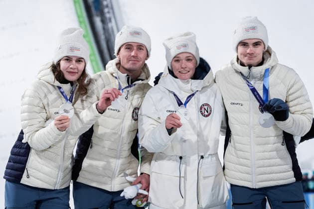 Vinter-OL i Milano Cortina 2026 Val di Fiemme, Italy 20260210. Silver medalists Eirin Maria Kvandal, Marius Lindvik, Anna Odine Strom and Kristoffer Eriksen Sundal receive the silver medal during the medal ceremony for the mixed team competition in Ski jumping, Skispringen, Ski, nordisch in Predazzo during the Winter Olympics in Milano Cortina 2026. Photo: Terje Pedersen NTB Val di Fiemme Italia EDITORIAL USE ONLY. RESTRICTED USE FOR BETTING COMPANIES Ref:_SPOboY6ruTUQzA.jpg *** Winter Olympics in Milano Cortina 2026 Val di Fiemme, Italy 20260210 Silver medalists Eirin Maria Kvandal, Marius Lindvik, Anna Odine Strom and Kristoffer Eriksen Sundal receive the silver medal during the medal ceremony for the mixed team competition in ski jumping in Predazzo during the Winter Olympics in Milano Cortina 2026 Photo Terje Pedersen NTB Val di Fiemme Italia EDITORIAL USE ONLY RESTRICTED USE FOR BETTING COMPANIES  Copyright: xTerjexPedersenx xNTBx