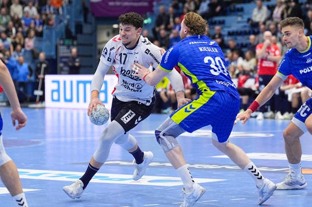10.02.2026, xydrx, Handball, 1.HBL, VfL Gummersbach - SG Flensburg-Handewitt, Schwalbe-Arena: Marko Grgic (SG Flensburg-Handewitt 17) im Zweikampf gegen Tom Kiesler (VfL Gummersbach 30) Photo: xYannisxDreimannxPressefotoKochx Nordrhein-Westfahlen Deutschland