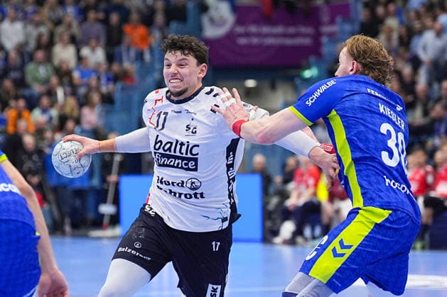10.02.2026, xydrx, Handball, 1.HBL, VfL Gummersbach - SG Flensburg-Handewitt, Schwalbe-Arena: Marko Grgic (SG Flensburg-Handewitt 17) im Zweikampf gegen Tom Kiesler (VfL Gummersbach 30) Photo: xYannisxDreimannxPressefotoKochx Nordrhein-Westfahlen Deutschland