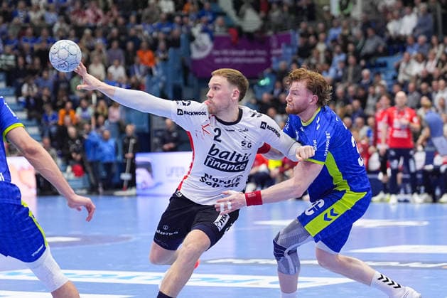 10.02.2026, xydrx, Handball, 1.HBL, VfL Gummersbach - SG Flensburg-Handewitt, Schwalbe-Arena: Simon Pytlick (SG Flensburg-Handewitt 2) im Zweikampf gegen Tom Kiesler (VfL Gummersbach 30) Photo: xYannisxDreimannxPressefotoKochx Nordrhein-Westfahlen Deutschland