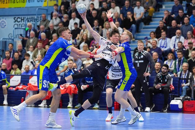 10.02.2026, xydrx, Handball, 1.HBL, VfL Gummersbach - SG Flensburg-Handewitt, Schwalbe-Arena: Lasse Moller (SG Flensburg-Handewitt 64) im Zweikampf gegen Stepan Zeman (VfL Gummersbach 66) und Ellidi Vidarsson (VfL Gummersbach 4) Photo: xYannisxDreimannxPressefotoKochx Nordrhein-Westfahlen Deutschland