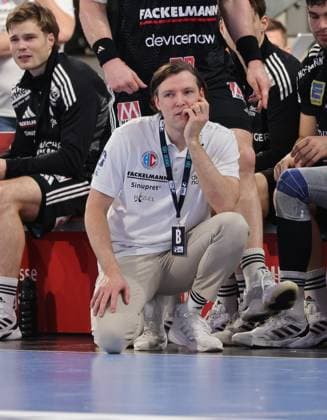 10.02.2026 - Handball - 1. Bundesliga DAIKIN HBL - Saison 2025 2026 - 20. Spieltag: HC Erlangen Metropolregion Nürnberg HCE - TSV Hannover-Burgdorf ( Die Recken ) - DaMa - xdaxmax - Johannes Sellin ( Trainer HC Erlangen HCE ) nachdenklich enttäuscht Enttäuschung