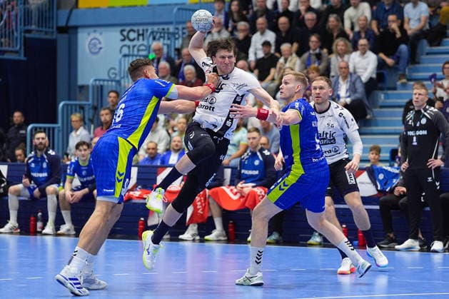 10.02.2026, xydrx, Handball, 1.HBL, VfL Gummersbach - SG Flensburg-Handewitt, Schwalbe-Arena: Lasse Moller (SG Flensburg-Handewitt 64) im Zweikampf gegen Stepan Zeman (VfL Gummersbach 66) und Ellidi Vidarsson (VfL Gummersbach 4) Photo: xYannisxDreimannxPressefotoKochx Nordrhein-Westfahlen Deutschland