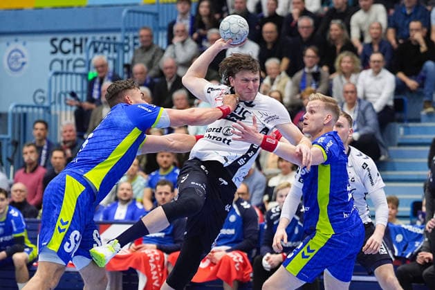 10.02.2026, xydrx, Handball, 1.HBL, VfL Gummersbach - SG Flensburg-Handewitt, Schwalbe-Arena: Lasse Moller (SG Flensburg-Handewitt 64) im Zweikampf gegen Stepan Zeman (VfL Gummersbach 66) und Ellidi Vidarsson (VfL Gummersbach 4) Photo: xYannisxDreimannxPressefotoKochx Nordrhein-Westfahlen Deutschland