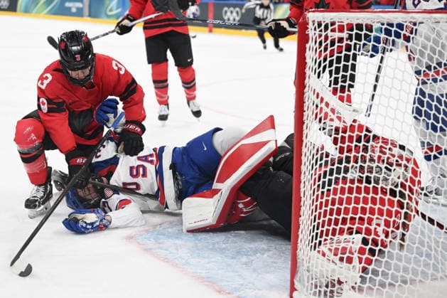 MURPHY Abbey (USA) fight with LAROCQUE Jocelyne (CAN) during Ice hockey, Eishockey - CANADA vs USA, Olympic Winter games, Winterspiele,Spiele, Summer games Milano-Cortina 2026 in Milano, Italy, February 10 2026  Copyright: xFilippoxTomasi IPAxSportx xipa-agency.netx xx IPA_71238120 IPA_Agency_IPA71238120