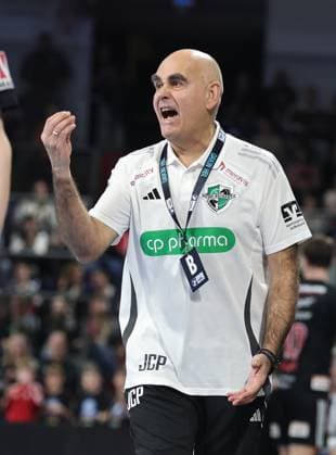 10.02.2026 - Handball - 1. Bundesliga DAIKIN HBL - Saison 2025 2026 - 20. Spieltag: HC Erlangen Metropolregion Nürnberg HCE - TSV Hannover-Burgdorf ( Die Recken ) - DaMa - xdaxmax - Juan Carlos Pastor Gomez (Trainer TSV Hannover-Burgdorf ) zeigt an gestikuliert dirigiert gibt Anweisungen