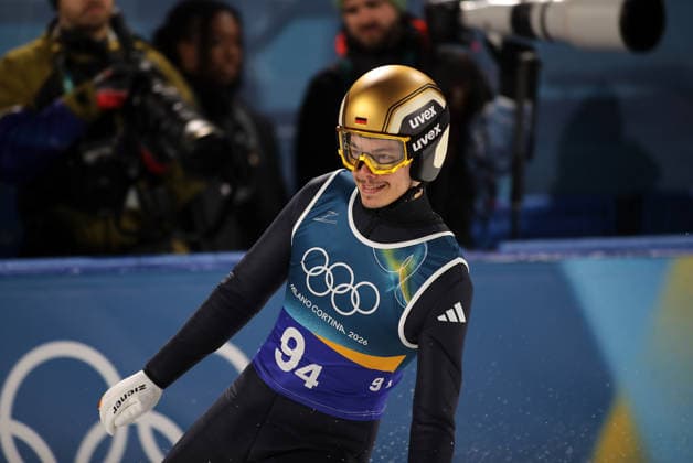 Olympische Winterspiele, Olympia, Skispringen, Mixed Team, Normalschanze, Val di Fiemme, Predazzo, Olympiaschanze RAIMUND Philipp (GER) im Auslauf stehend *** Olympic Winter Games, Olympics, Ski Jumping, Mixed Team, Normal Hill, Val di Fiemme, Predazzo, Olympic Hill RAIMUND Philipp GER standing in the outrun