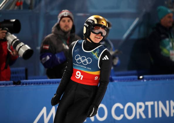 Olympische Winterspiele, Olympia, Skispringen, Mixed Team, Normalschanze, Val di Fiemme, Predazzo, Olympiaschanze REISCH Agnes (GER) im Auslauf stehend *** Olympic Winter Games, Olympics, Ski Jumping, Mixed Team, Normal Hill, Val di Fiemme, Predazzo, Olympic Hill REISCH Agnes GER standing in outrun