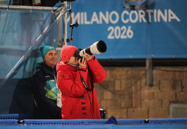 Olympische Winterspiele, Olympia, Skispringen, Mixed Team, Normalschanze, Val di Fiemme, Predazzo, Olympiaschanze Andreas Wellinger (GER) heute als Fotograf im Einsatz, Fotos machen, Kamera *** Olympic Winter Games, Olympics, ski jumping, mixed team, normal hill, Val di Fiemme, Predazzo, Olympic ski jump Andreas Wellinger GER on duty today as photographer, taking photos, camera