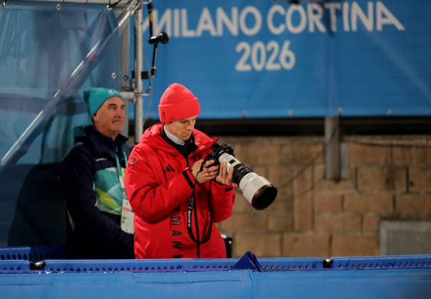 Olympische Winterspiele, Olympia, Skispringen, Mixed Team, Normalschanze, Val di Fiemme, Predazzo, Olympiaschanze Andreas Wellinger (GER) heute als Fotograf im Einsatz, Fotos machen, Kamera *** Olympic Winter Games, Olympics, ski jumping, mixed team, normal hill, Val di Fiemme, Predazzo, Olympic ski jump Andreas Wellinger GER on duty today as photographer, taking photos, camera