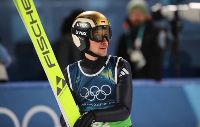 Olympische Winterspiele, Olympia, Skispringen, Mixed Team, Normalschanze, Val di Fiemme, Predazzo, Olympiaschanze HOFFMANN Felix (GER) im Auslauf stehend *** Olympic Winter Games, Olympics, Ski Jumping, Mixed Team, Normal Hill, Val di Fiemme, Predazzo, Olympic Hill HOFFMANN Felix GER standing in the outrun