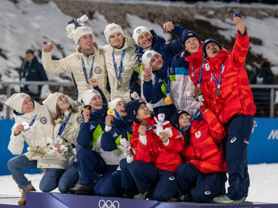 OLYMPICS - Winter Olympic Games, Olympische Spiele, Olympia, OS Milano Cortina 2026 VAL DI FIEMME,ITALY,10.FEB.26 - OLYMPICS, Ski jumping, Skispringen, Ski, nordisch - Winter Olympic Games Milano Cortina 2026, normal hill, mixed team. Image shows the podium with the teams of Norway, Slovenia and Japan and their medals. Keywords: selfie.  GEPAxpictures xOliverxLerch