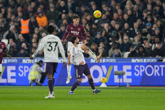 West Ham United v Manchester United, ManU Premier League West Ham United midfielder Freddie Potts (32) clears the ball during the Premier League match between West Ham United and Manchester United at the London Stadium, London, UK on 10 February 2026. London London Stadium UK Editorial use only DataCo restrictions apply See www.football-dataco.com , Copyright: xStephenxFlynnx PSI-23718-0046