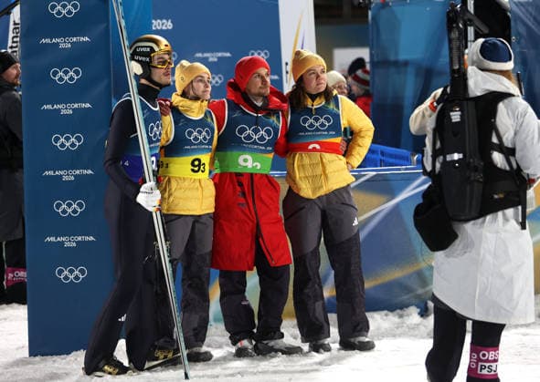Olympische Winterspiele, Olympia, Skispringen, Mixed Team, Normalschanze, Val di Fiemme, Predazzo, Olympiaschanze Das deutsche Team muss sich mit dem vierten Platz zufrieden geben, hier RAIMUND Philipp (GER), FREITAG Selina (GER), HOFFMANN Felix (GER) und REISCH Agnes (GER) (v.l.n.r) *** Olympic Winter Games, Olympics, Ski Jumping, Mixed Team, Normal Hill, Val di Fiemme, Predazzo, Olympic Hill The German team has to settle for fourth place, here RAIMUND Philipp GER , FREITAG Selina GER , HOFFMANN Felix GER and REISCH Agnes GER f l n r