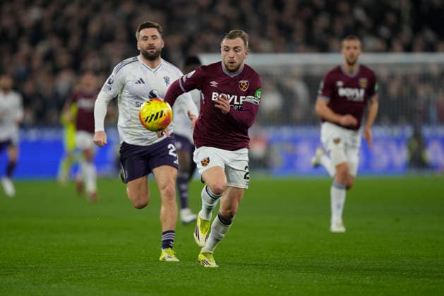 West Ham United v Manchester United, ManU Premier League Manchester United defender Luke Shaw (23) chases West Ham United forward Jarrod Bowen (20) during the Premier League match between West Ham United and Manchester United at the London Stadium, London, UK on 10 February 2026. London London Stadium UK Editorial use only DataCo restrictions apply See www.football-dataco.com , Copyright: xStephenxFlynnx PSI-23718-0053