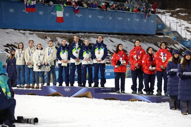 Olympische Winterspiele, Olympia, Skispringen, Mixed Team, Normalschanze, Val di Fiemme, Predazzo, Olympiaschanze Das Mixed Team von Slowenien wird Olympiasieger (mitte) mit Team Norwegen (li.) und Team Japan (re.) bei der Hymne *** Olympic Winter Games, Olympics, Ski Jumping, Mixed Team, Normal Hill, Val di Fiemme, Predazzo, Olympic Hill The Mixed Team of Slovenia becomes Olympic Champion middle with Team Norway left and Team Japan right during the anthem