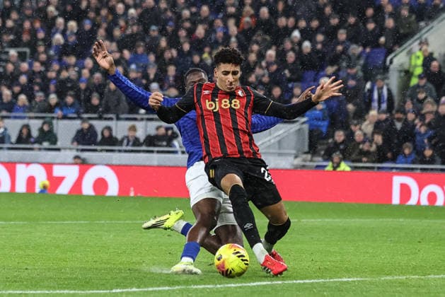 Premier League Everton v Bournemouth James Hill of Bournemouth blocks Thierno Barry of Everton from shooting on goal during the Premier League match Everton vs Bournemouth at Hill Dickinson Stadium, Liverpool, United Kingdom on 10 February 2026 (Photo by Alfie Cosgrove News Images) Liverpool Hill Dickinson Stadium Merseyside United Kingdom Copyright: xAlfiexCosgrove NewsxImagesx