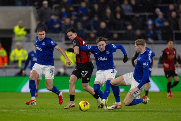 Football - FA Premier League - Everton FC v Bournemouth AFC LIVERPOOL, ENGLAND - Tuesday, February 10, 2026: Everton s James Garner goes past Bournemouth s Alex Toth (L) during the FA Premier League match between Everton FC and Bournemouth AFC at Bramley-Moore Dock. (Photo by David Rawcliffe Propaganda) LIVERPOOL Bramley-Moore Dock MERSEYSIDE ENGLAND  Copyright: xDavidxRawcliffex P2026-02-10-Everton_Bournemouth-22
