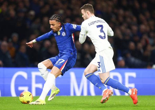 Chelsea v Leeds United, English Premier League, Stamford Bridge, London, UK - 10 02 2026 Malo Gusto of Chelsea shields the ball from Gabriel Gudmundsson of Leeds United during the Premier League game at Stamford Bridge London Stamford Bridge London GBR, UK NEWSPAPERS OUT Copyright: xMarkxGreenwoodx