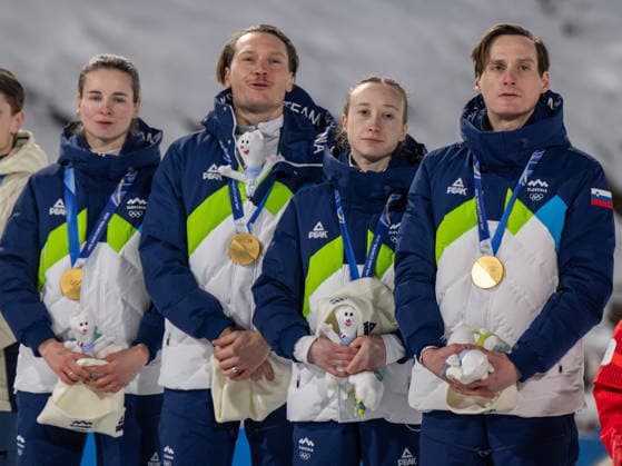 OLYMPICS - Winter Olympic Games, Olympische Spiele, Olympia, OS Milano Cortina 2026 VAL DI FIEMME,ITALY,10.FEB.26 - OLYMPICS, Ski jumping, Skispringen, Ski, nordisch - Winter Olympic Games Milano Cortina 2026, normal hill, mixed team. Image shows team Slovenia with Nika Vodan, Anze Lanisek, Nika Prevc and Domen Prevc (SLO) with their gold medals.  GEPAxpictures xOliverxLerch