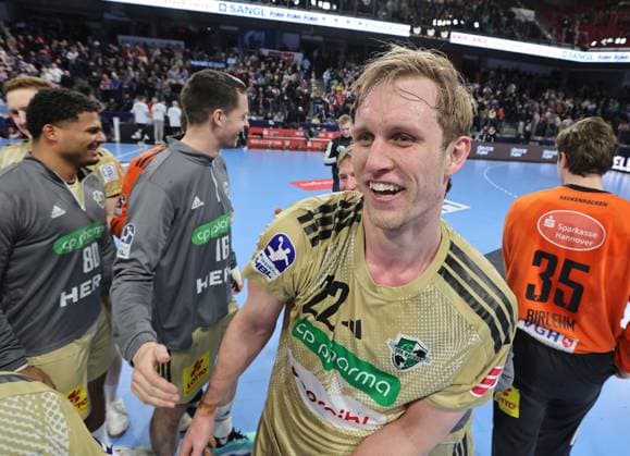 10.02.2026 - Handball - 1. Bundesliga DAIKIN HBL - Saison 2025 2026 - 20. Spieltag: HC Erlangen Metropolregion Nürnberg HCE - TSV Hannover-Burgdorf ( Die Recken ) - DaMa - xdaxmax - Jubel Freude nach Spielende - Marian Michalczik (22, TSV Hannover-Burgdorf ) und Mannschaft Team des TSV Hannover-Burgdorf feiert jubelt freut sich Freude