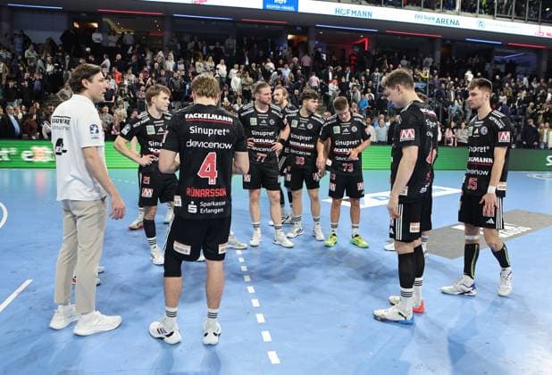 10.02.2026 - Handball - 1. Bundesliga DAIKIN HBL - Saison 2025 2026 - 20. Spieltag: HC Erlangen Metropolregion Nürnberg HCE - TSV Hannover-Burgdorf ( Die Recken ) - DaMa - xdaxmax - Mannschaft Team des HCE enttäuscht Enttäuschung nach Spielende