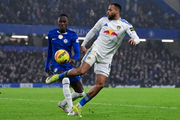 Chelsea v Leeds United, Premier League Chelsea midfielder Moises Caicedo (25) battles for possession with Leeds United forward Lukas Nmecha (14) during the Premier League match between Chelsea and Leeds United at Stamford Bridge, London, UK on 10 February 2026. London Stamford Bridge Greater London UK Editorial use only DataCo restrictions apply See www.football-dataco.com , Copyright: xDennisxGoodwinx PSI-23726-0038