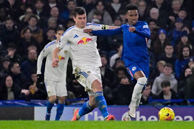 Chelsea v Leeds United, Premier League Leeds United defender Jaka Bijol (15) battles for possession with Chelsea forward Estevao (41) during the Premier League match between Chelsea and Leeds United at Stamford Bridge, London, UK on 10 February 2026. London Stamford Bridge Greater London UK Editorial use only DataCo restrictions apply See www.football-dataco.com , Copyright: xDennisxGoodwinx PSI-23726-0041