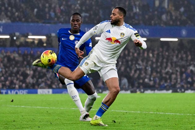 Chelsea v Leeds United, Premier League Leeds United forward Lukas Nmecha (14) battles for possession with Chelsea midfielder Moises Caicedo (25) during the Premier League match between Chelsea and Leeds United at Stamford Bridge, London, UK on 10 February 2026. London Stamford Bridge Greater London UK Editorial use only DataCo restrictions apply See www.football-dataco.com , Copyright: xDennisxGoodwinx PSI-23726-0043