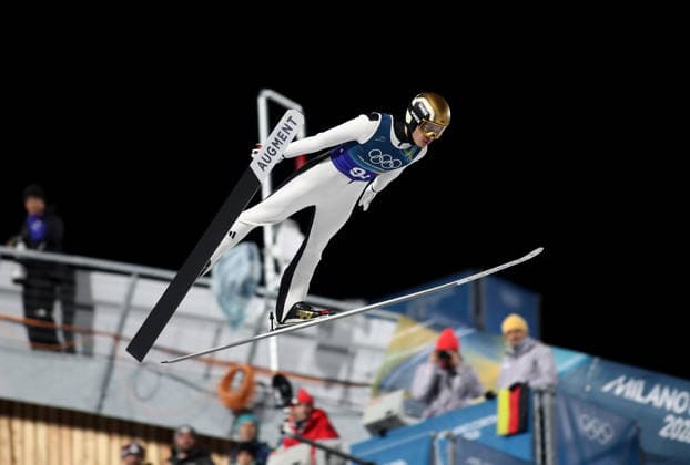 Olympische Winterspiele, Olympia, Skispringen, Mixed Team, Normalschanze, Val di Fiemme, Predazzo, Olympiaschanze RAIMUND Philipp (GER) im Flug, Flugfoto, Sprung, Vorlage, Flugphase *** Olympic Winter Games, Olympics, ski jumping, mixed team, normal hill, Val di Fiemme, Predazzo, Olympic hill RAIMUND Philipp GER in flight, flight photo, jump, template, flight phase